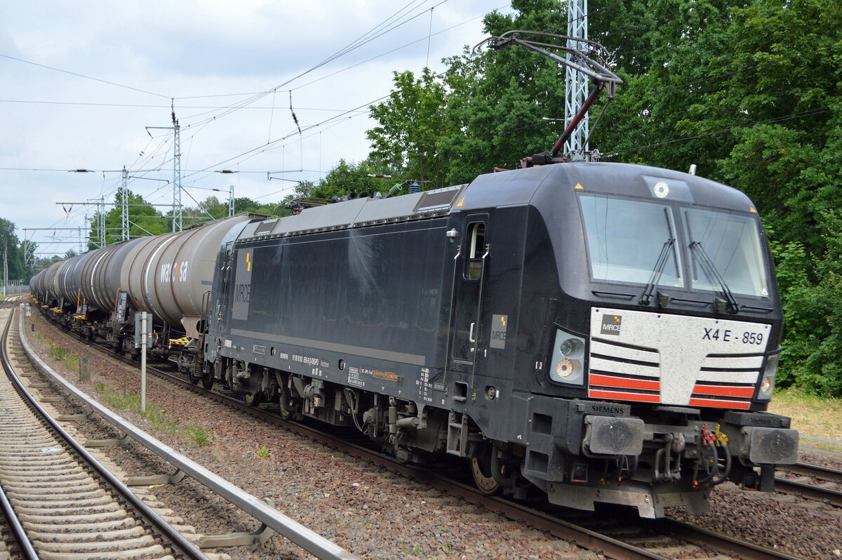 boxXpress.de GmbH, Hamburg [D]? oder anderer Tagesmieter mit der MRCE Vectron  X4 E - 859  [NVR-Nummer: 91 80 6193 859-6 D-DISPO] und Kesselwagenzug aus Stendell am 15.06.21 Berlin Buch.