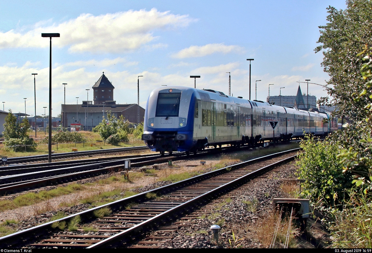Bpmbdfa (55 80 80-75 0??-? | Bombardier Married Pair) mit Schublok 245 2?? der Paribus-DIF-Netz-West-Lokomotiven GmbH & Co. KG, vermietet an DB Regio Schleswig-Holstein (DB Regio Nord), als RE 11081 (RE6) nach Niebüll verlässt den Startbahnhof Westerland(Sylt).
Aufgenommen im Gegenlicht vom BÜ Königskamp.
[3.8.2019 | 16:59 Uhr]