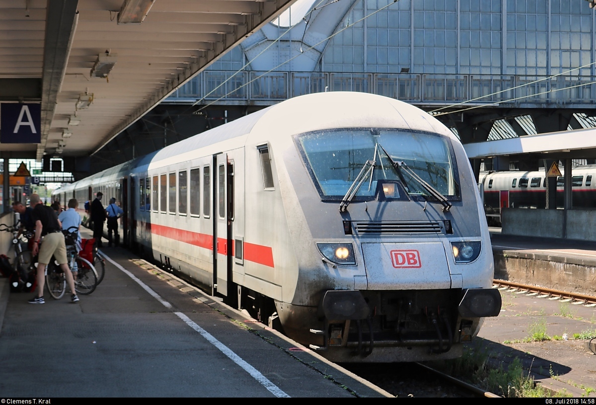 Bpmbdzf mit Schublok 101 021-4 als IC 2336 (Linie 26) nach Frankfurt(Main)Hbf steht in seinem Startbahnhof Karlsruhe Hbf auf Gleis 7.
[8.7.2018 | 14:58 Uhr]
