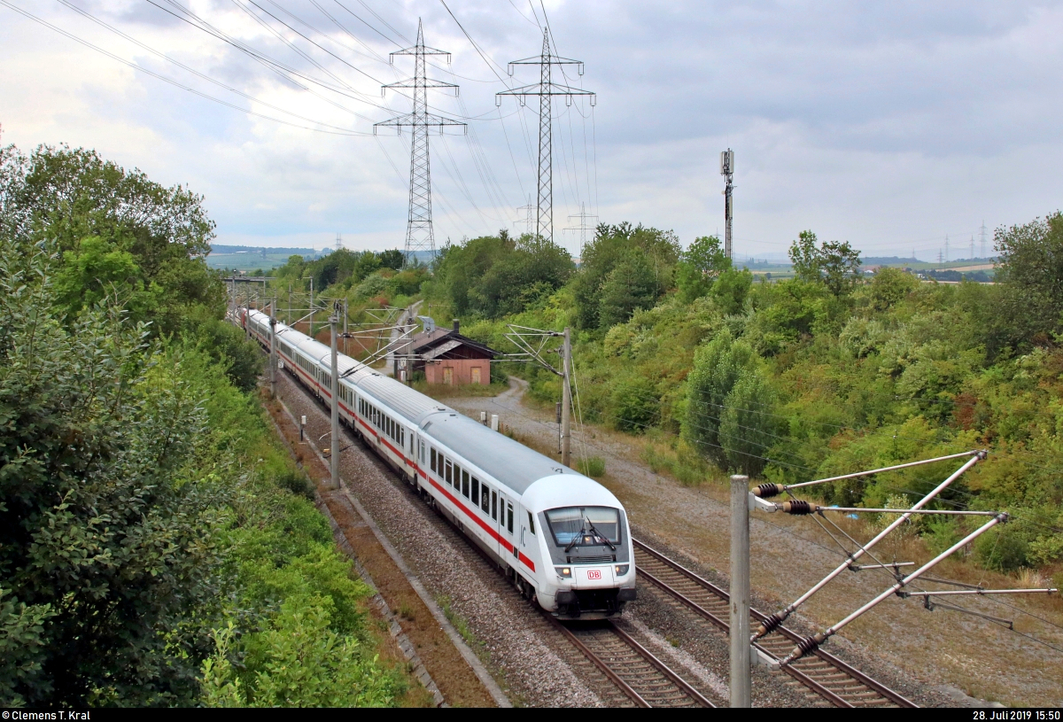 Bpmbdzf mit Schublok 101 023-0 als EC 117  Salzach  (Linie 62) von Frankfurt(Main)Hbf nach Klagenfurt Hbf (A) passiert die Überleitstelle (Üst) Markgröningen Glems auf der Schnellfahrstrecke Mannheim–Stuttgart (KBS 770).
Aufgenommen von einer Brücke.
(Neubearbeitung)
[28.7.2019 | 15:50 Uhr]