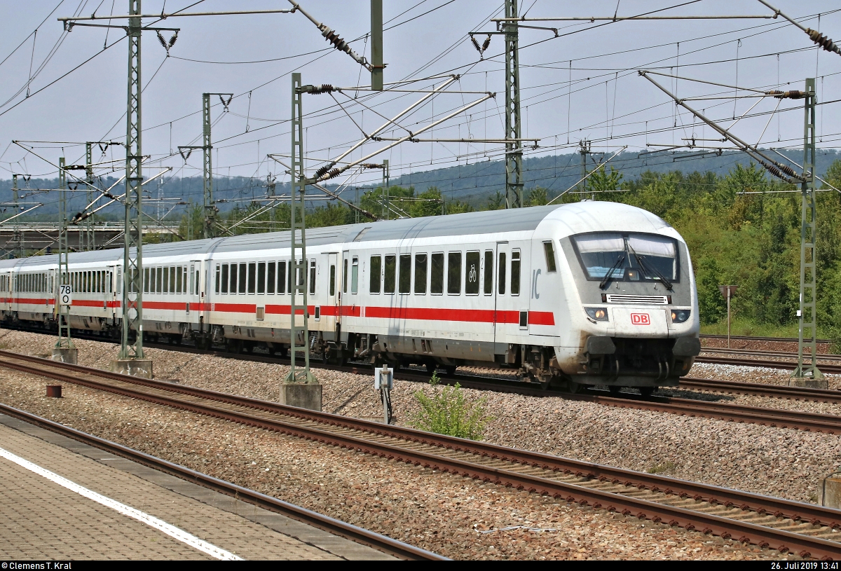 Bpmbdzf mit Schublok 101 118-8 als verspäteter IC 2263 (Linie 60) von Karlsruhe Hbf nach München Hbf durchfährt den Bahnhof Vaihingen(Enz) auf Gleis 4.
[26.7.2019 | 13:41 Uhr]