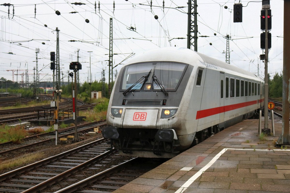 Bpmdbzf mit Schublok 101 060-2 als IC 2029 (Linie 31) nach Dortmund Hbf wird in seinem Startbahnhof Hamburg-Altona abweichend auf Gleis 9 bereitgestellt. [29.7.2017 - 15:18 Uhr]