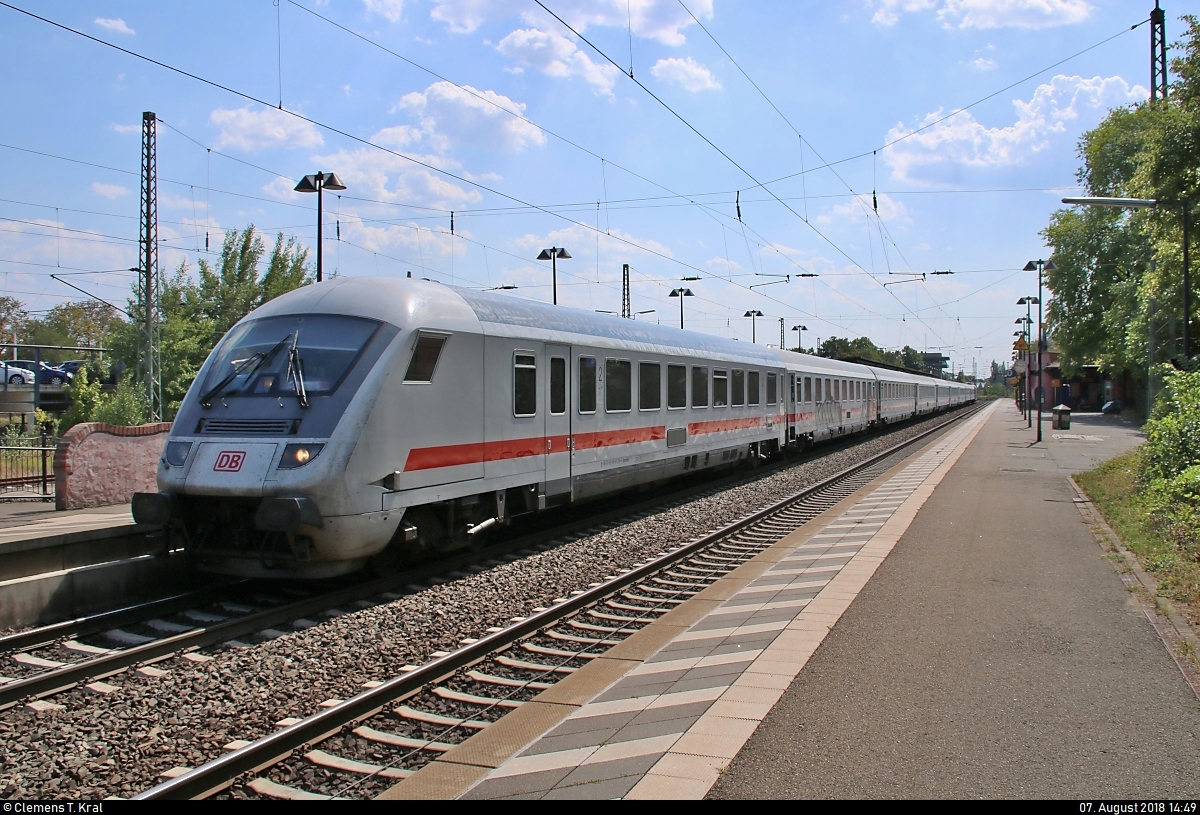 Bpmmbdzf 286.1 (61 80 80-91 116-6 D-DB) mit Schublok 101 044-6 als IC 2374  Wattenmeer  (Linie 26) von Karlsruhe Hbf nach Westerland(Sylt) steht im Bahnhof Uelzen auf Gleis 102.
Aufgenommen im Gegenlicht.
[7.8.2018 | 14:49 Uhr]