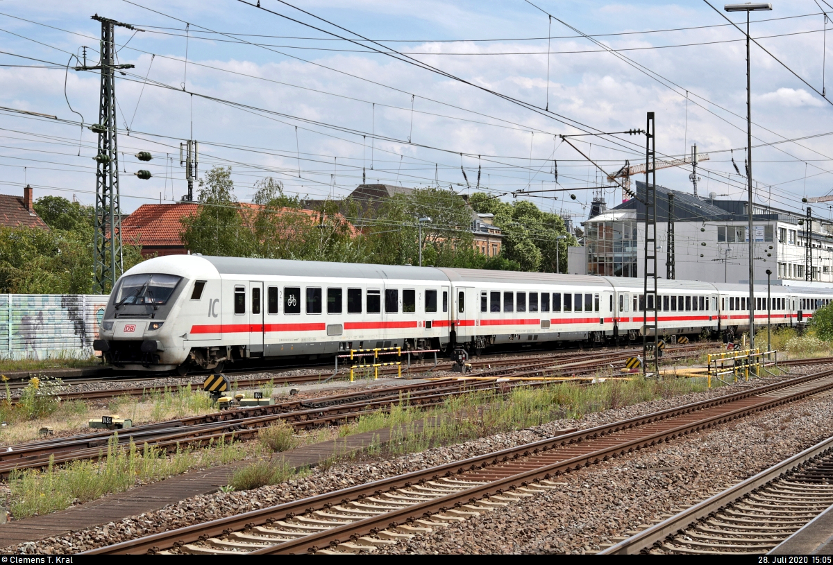 Bpmmbdzf 286.1 (61 80 80-91 142-2 D-DB) mit Schublok 101 017-2 als umgeleiteter IC 2266 (Linie 60) von München Hbf nach Karlsruhe Hbf durchfährt den Bahnhof Ludwigsburg auf Gleis 1.
[28.7.2020 | 15:05 Uhr]