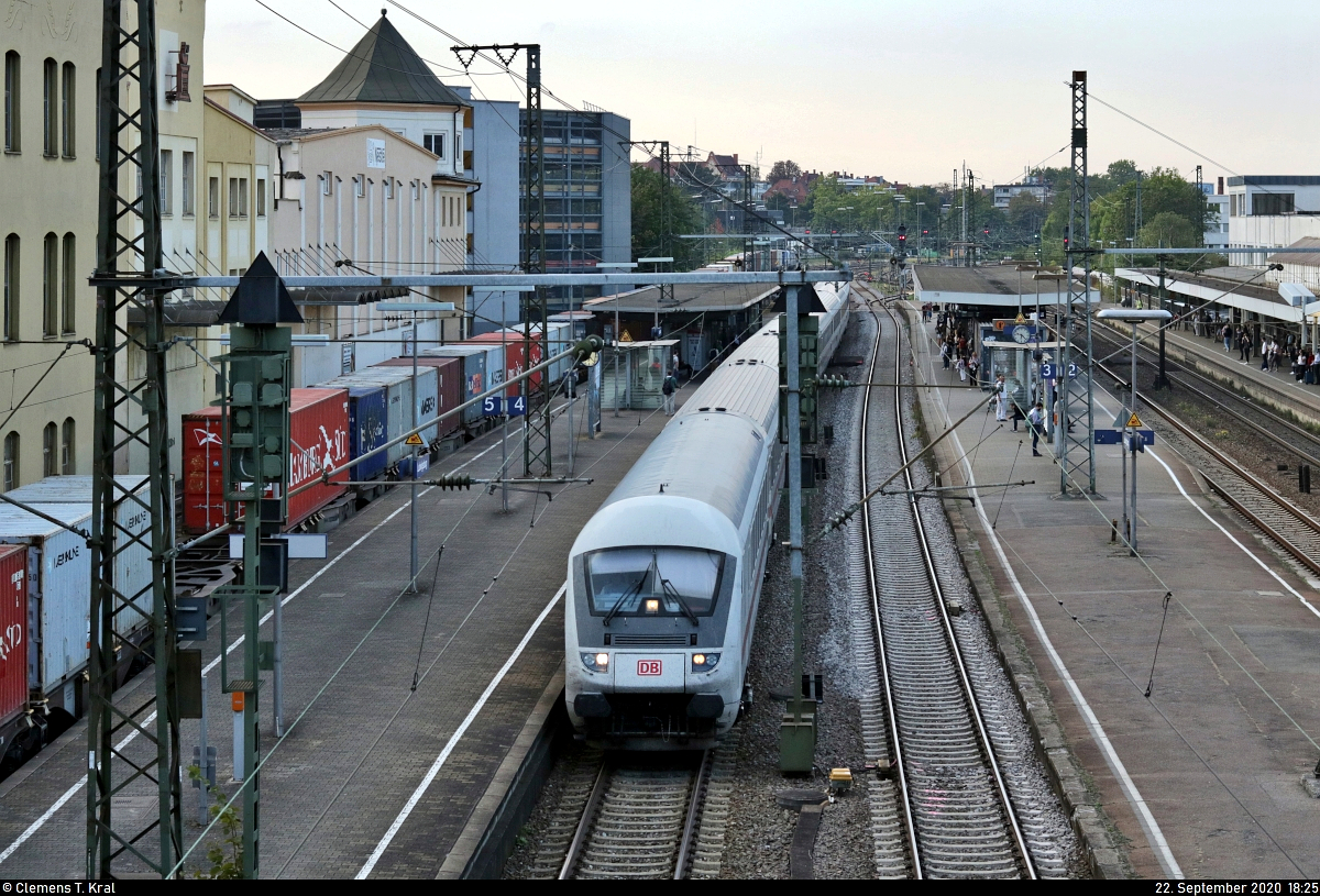 Bpmmbdzf 286.1 mit Schublok 101 ??? durchfährt den Bahnhof Ludwigsburg auf Gleis 4.
Aufgenommen vom Franck-Steg.

🧰 DB Fernverkehr
🚝 IC 2397 (Linie 62) Frankfurt(Main)Hbf–Stuttgart Hbf [Umleiter] [+5]
🕓 22.9.2020 | 18:25 Uhr