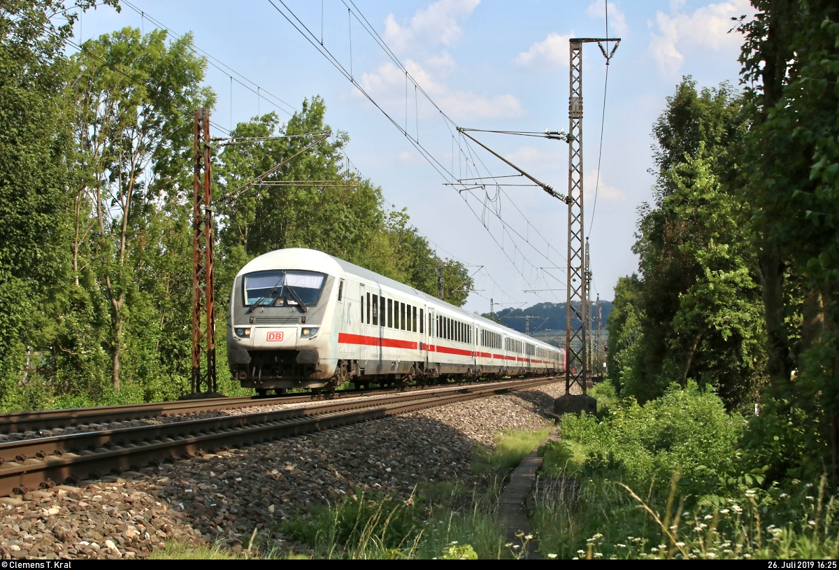 Bpmmbdzf mit Schublok 101 007-3 als verspäteter EC 114  Wörthersee  (Linie 32) von Klagenfurt Hbf (A) nach Dortmund Hbf (D) fährt in Uhingen auf der Bahnstrecke Stuttgart–Ulm (Filstalbahn | KBS 750).
(Neubearbeitung)
[26.7.2019 | 16:25 Uhr]