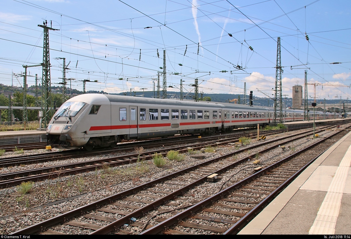 Bpmmbdzf mit Schublok 101 022-2 als IC 1268 (Linie 60) von München Hbf nach Karlsruhe Hbf verlässt Stuttgart Hbf auf Gleis 8.
[16.7.2018 | 11:14 Uhr]