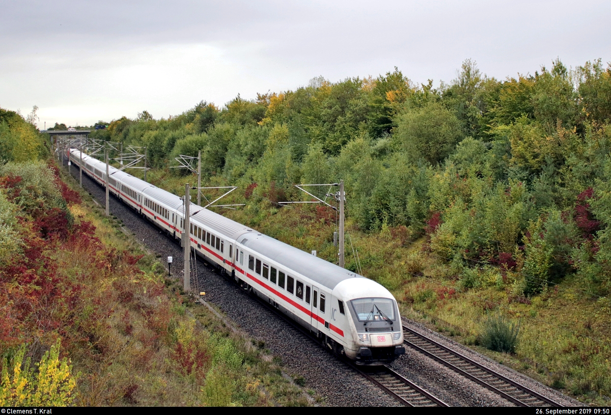 Bpmmbdzf mit Schublok 101 037-0 als IC 2218 (Linie 30) von Stuttgart Hbf nach Hamburg-Altona fährt bei Markgröningen bzw. Schwieberdingen auf der Schnellfahrstrecke Mannheim–Stuttgart (KBS 770).
Aufgenommen von einer Brücke.
[26.9.2019 | 9:50 Uhr]