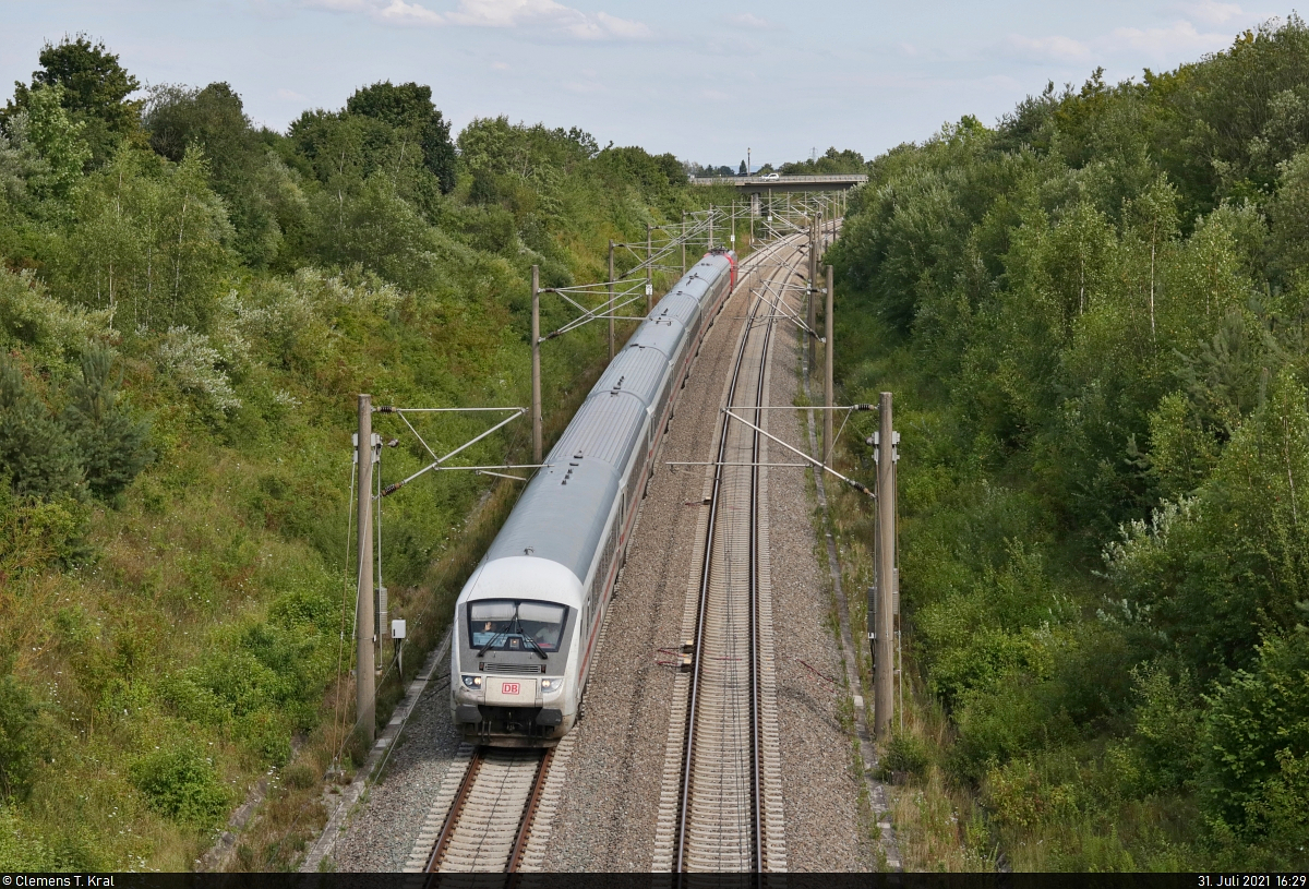 Bpmmbdzf mit Schublok 101 089-1 fährt leicht verspätet an Markgröningen bzw. Schwieberdingen vorbei.
Viele Grüße zurück an den Tf!

🧰 DB Fernverkehr
🚝 EC 114  Wörthersee  (Linie 32) Klagenfurt Hbf (A)–Dortmund Hbf (D) [+10]
🚩 Schnellfahrstrecke Mannheim–Stuttgart (KBS 771.Fv)
🕓 31.7.2021 | 16:29 Uhr