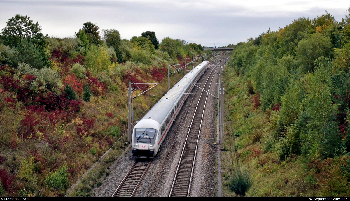 Bpmmbdzf mit Schublok 101 122-0 als IC 1296 (Linie 62) von Salzburg Hbf (A) nach Frankfurt(Main)Hbf (D) fährt bei Markgröningen bzw. Schwieberdingen auf der Schnellfahrstrecke Mannheim–Stuttgart (KBS 770).
Aufgenommen von einer Brücke.
[26.9.2019 | 10:20 Uhr]