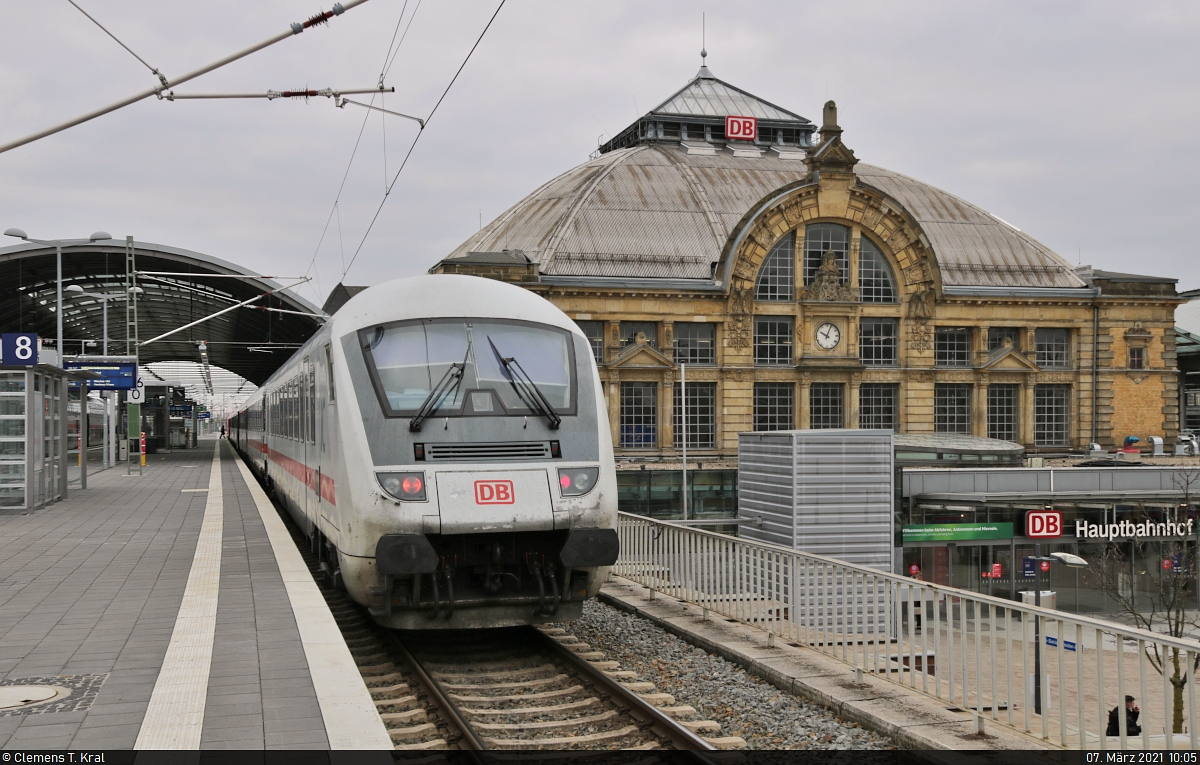 Bpmmbdzf <sup>286.1</sup> (61 80 80-91 114-1 D-DB) steht neben dem 1890 erbauten Empfangsgebäude von Halle(Saale)Hbf. Zuglok dieses Ersatzzuges ist 101 032-1.

🧰 DB Fernverkehr
🚝 IC 2033 (Linie 56) Bremen Hbf–Leipzig Hbf [+10]
🕓 7.3.2021 | 10:05 Uhr