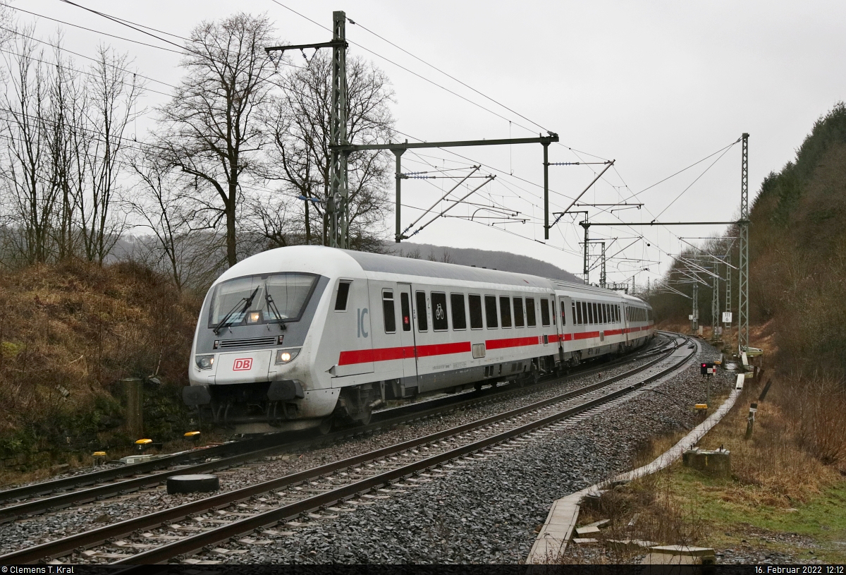 Bpmmbdzf <sup>286.1</sup> (61 80 80-91 130-7 D-DB) fährt mit Schublok 101 056-0 auf den Bahnhof Altenbeken zu.

🧰 DB Fernverkehr
🚝 IC 2155 (Linie 51) Köln Hbf–Gera Hbf [+10]
🕓 16.2.2022 | 12:12 Uhr