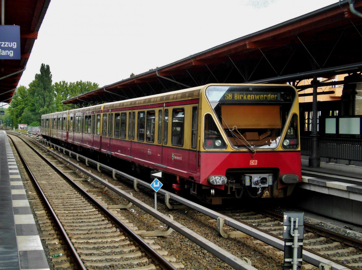BR 0 480 als S8 nach S-Bahnhof Birkenwerder im S-Bahnhof Berlin-Baumschulenweg.(8.8.2014) 
