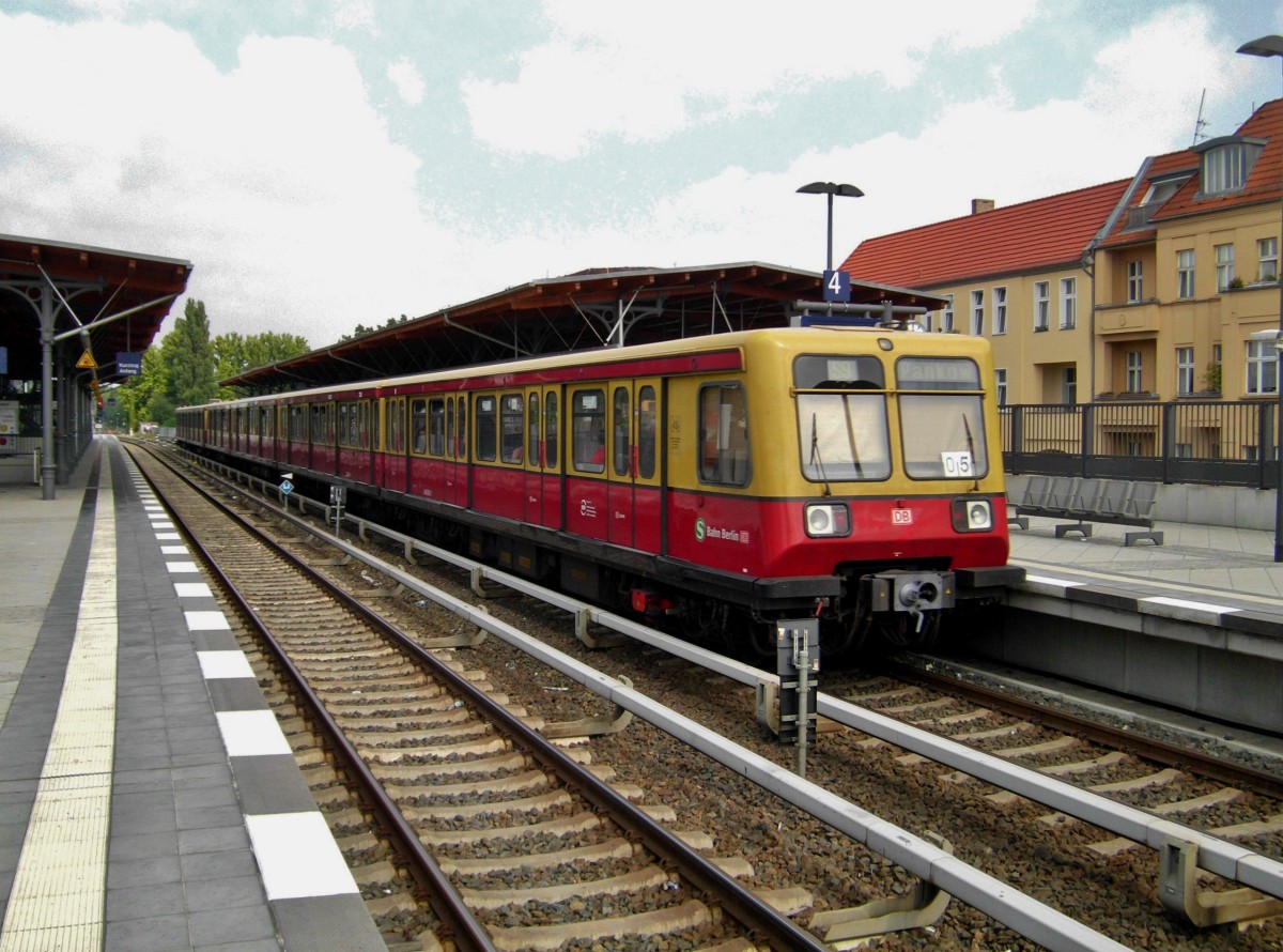 BR 0 485 als S9 nach S-Bahnhof Berlin-Pankow im S-Bahnhof Berlin-Baumschulenweg.(8.8.2014)
