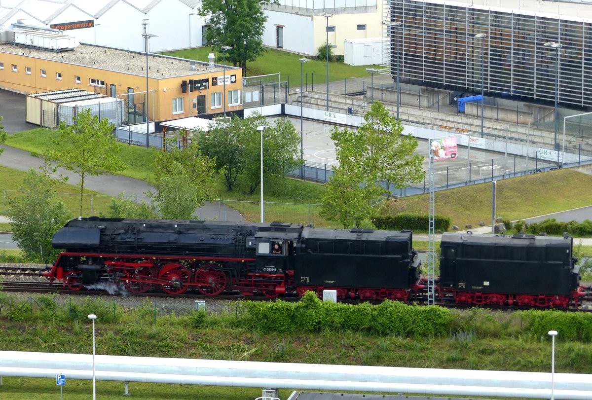 BR 01 0509-8 mit zusätzlichem Öltender von der PRESS in Gera südlich des Hauptbahnhofs auf dem Weg nach Zwickau am 12.6.2019