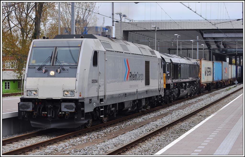 BR 1 285 Rheincargo DE804 mit einer Class 66 im Schlepp durchfährt den Rotterdamer Hauptbahnhof. (06.04.2014)