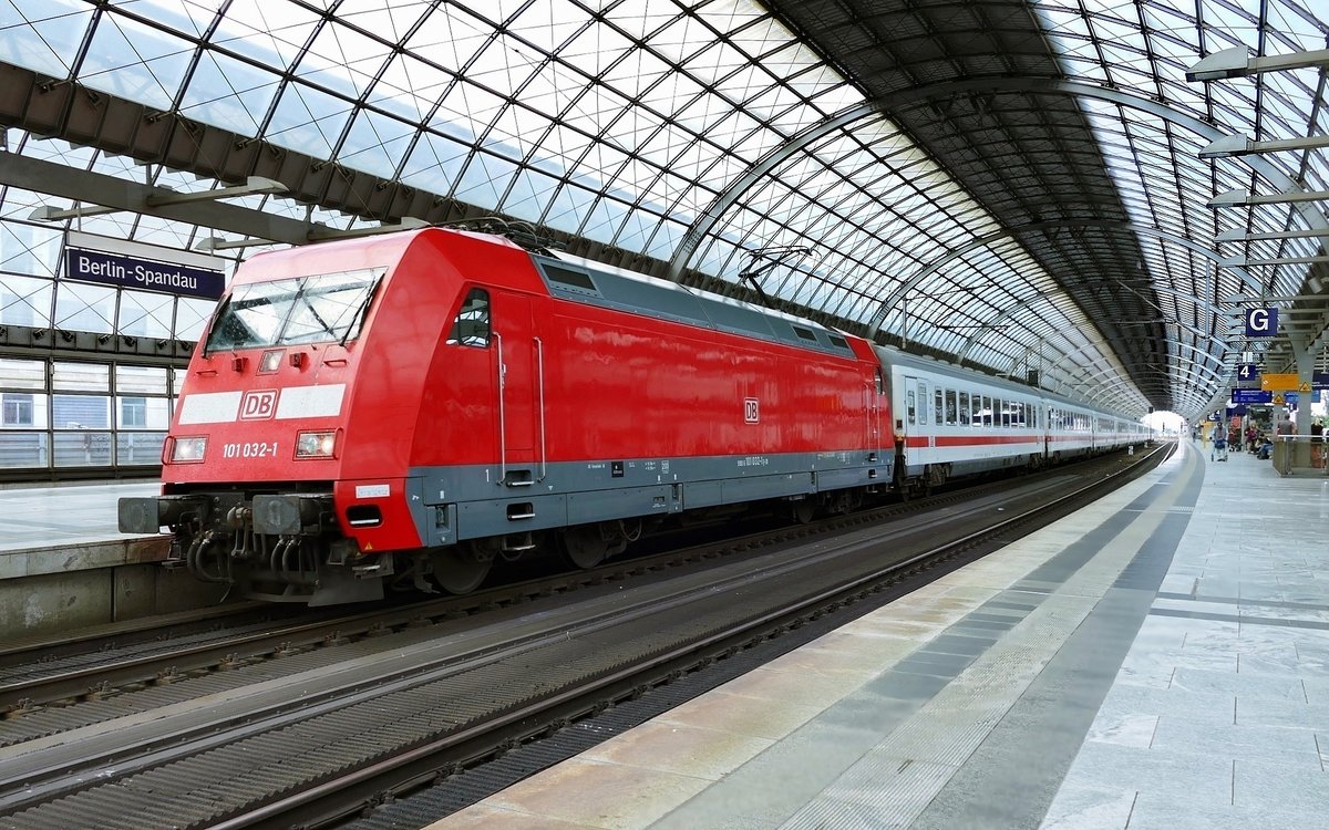 BR 101 / 101 032-1 mit dem IC 141, kommend aus Amsterdam -Centraal Hbf. Hier beim Halt auf Gleis 5 in Berlin -Spandau Bhf. im Juli 2020. 