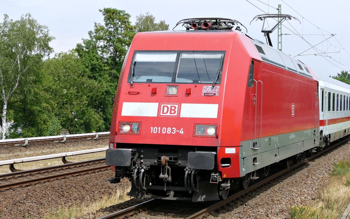 BR 101 / DB Lok 101 083-4 bei der Durchfahrt durch den Bhf. Berlin -Jungfernheide am 10.7.2020.
