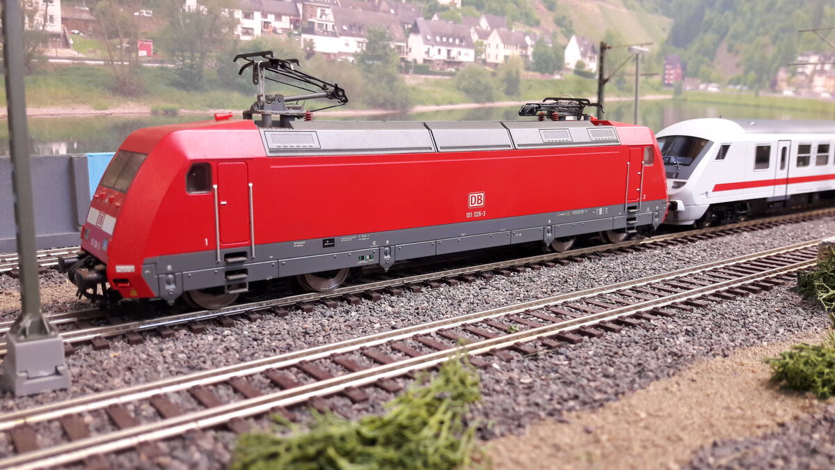 BR 101 026-3 ist in Sandwichformation in Harrstadt Hauptbahnhof eingefahren, Modell Piko DC