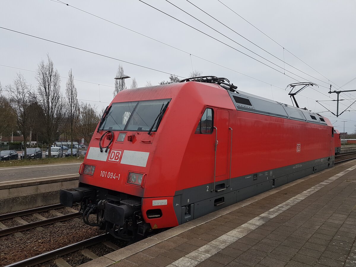 BR 101 094-1 übernimmt am 08.04.2023 im Bahnhof Itzehoe die weiterfahrt von IC 2215 von Westerland nach Köln
