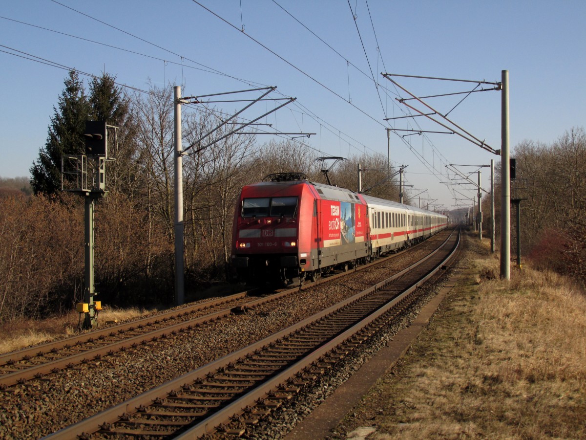 BR 101 100-6 mit Werbung am InterCity in Richtung Frankfurt. Aufnahme entstand am 13.02.2015 in Hopfgarten bei Weimar.