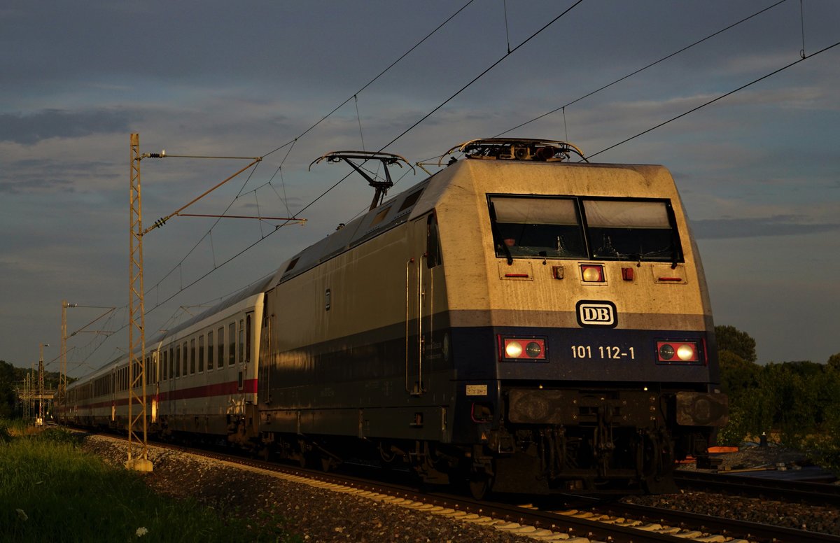 BR 101 112-1  Rheingold  Werbelok ist kurz nach Sonnenaufgang (06.13 Uhr) mit dem IC  Loreley  von Tübingen nach Düsseldorf unterwegs.
Aufnahme am 04.07.2018 bei Tü-Lustnau.