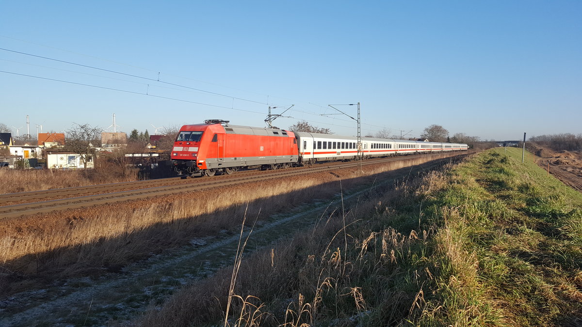 BR 101 passiert Zeithain mit einem Intercity in Richtung Riesa. 