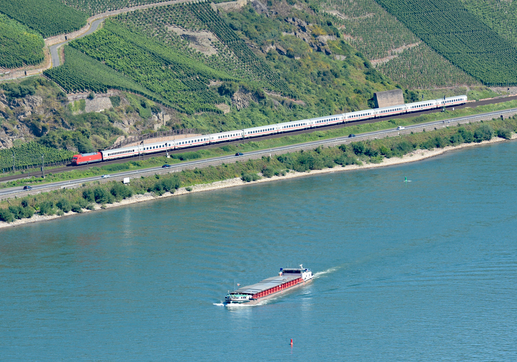 BR 101 zieht IC in Richtung Mainz - zwischen den Weinbergen und einem Frachter auf dem Rhein bei Boppard - 23.08.2016