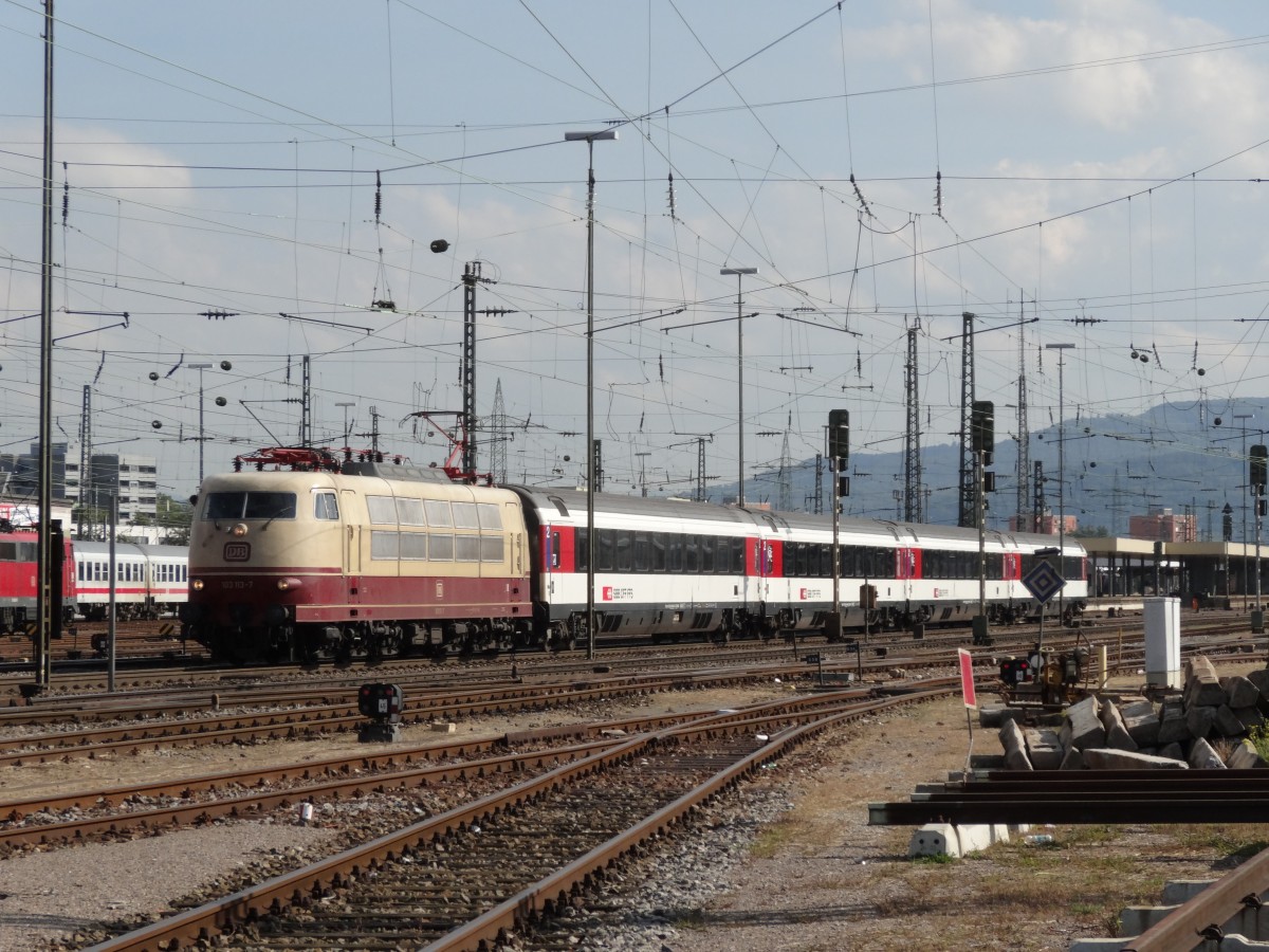 BR 103 113 mit einem Sonderzug bei der Ausfahrt in Basel Bad am 25.09. ...