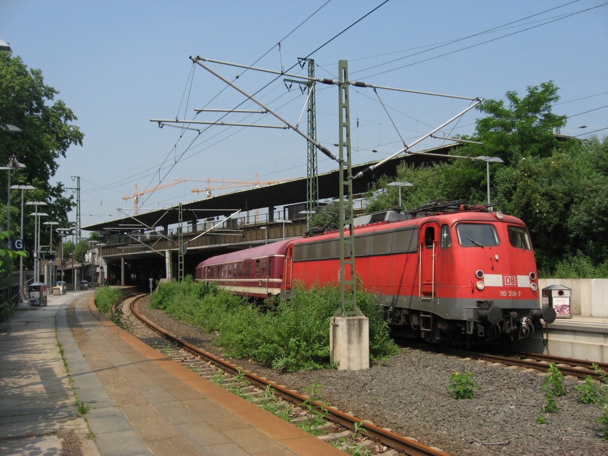 BR 110 mit einem  Euro-Express  Sonderzug in  Kln-Messe/Deutz  am 24.5.07