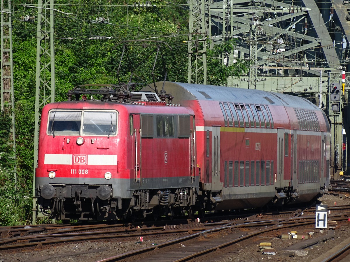 BR 111 008 fährt mit einem RegionalExpress in den Bahnhof Köln-Messe/Deutz ein.