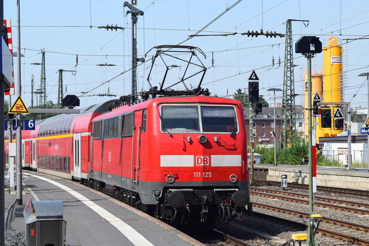 BR 111 125 schiebt den RE 4 nach Dortmund im Aachener Hbf am 25. Juli 2019.