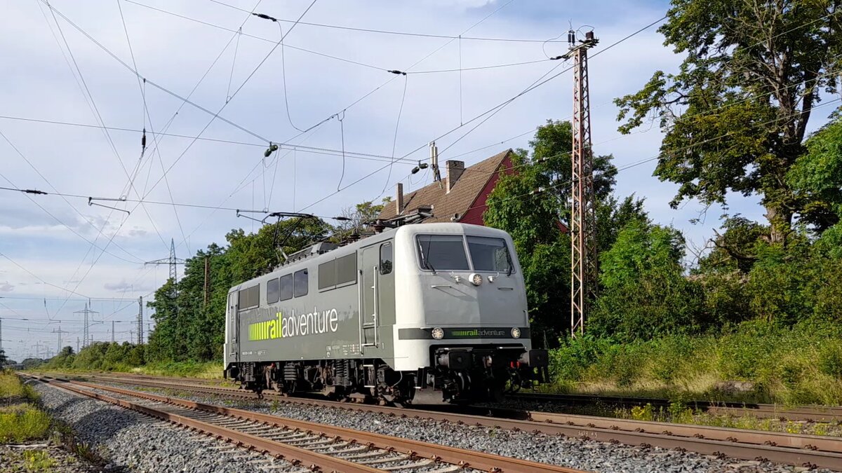 BR 111 210-1 von Railadventure als solo bei der Durchfahrt in Lintorf am 15.08.21 