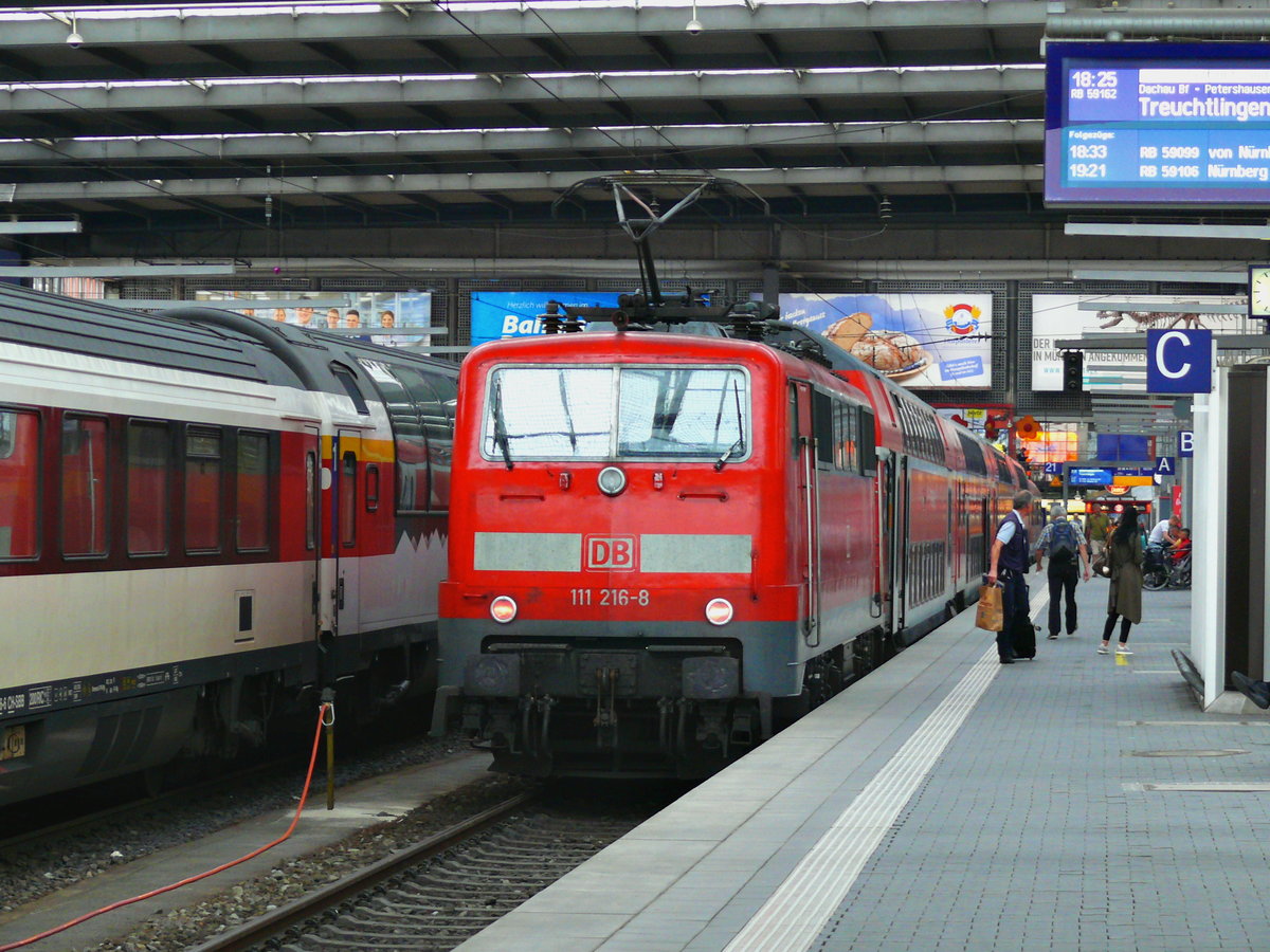 BR 111 216-8, Dostos und ein Wittenberger Kopf watren am 23.05.2018 am Münchner Hauptbahnhof und warten auf die Abfahrt nach Treuchtlingen. Der RB 59162 fährt aber diesesmal nicht ganz bis Nürnberg Hbf.
