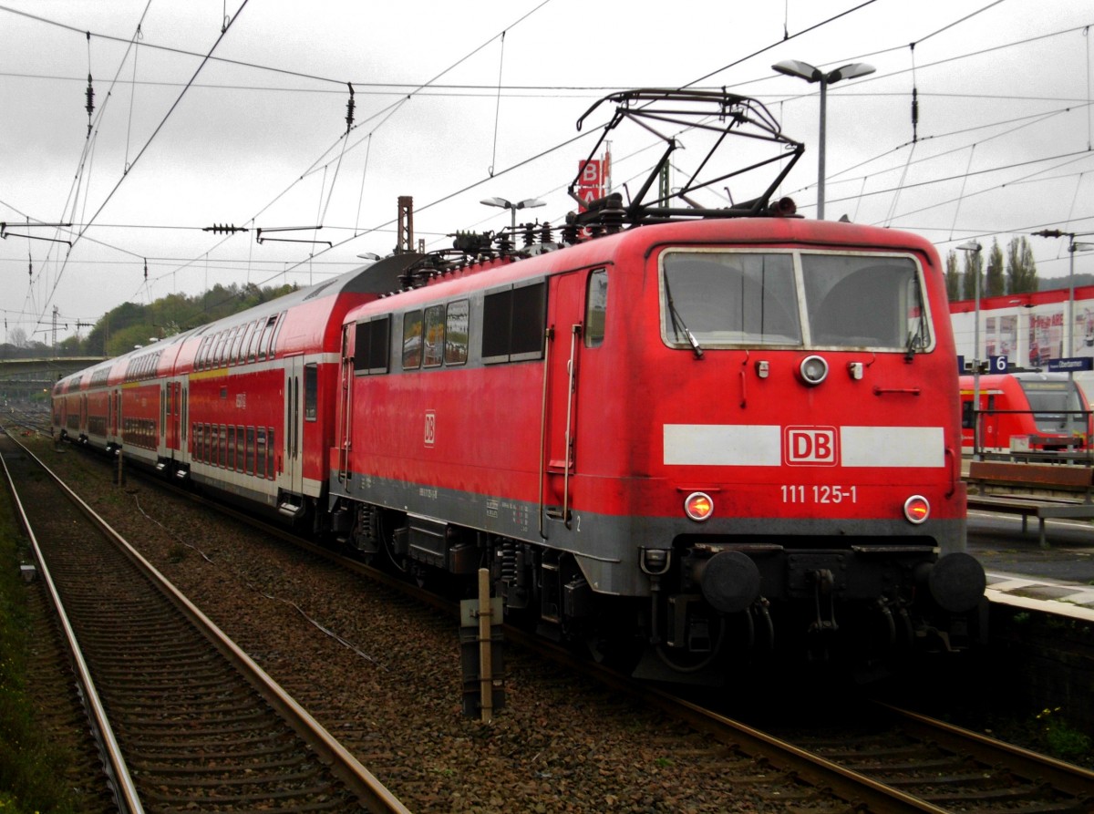 BR 111 als RE4 nach Dortmund Hauptbahnhof im Bahnhof Wuppertal-Oberbarmen.(25.10.2014) 
