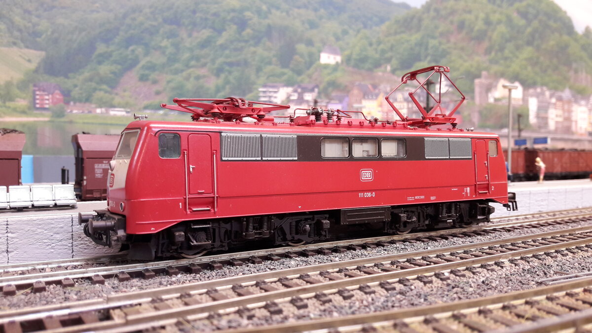 BR 111 der DB, als direkter Nachfolger der Einheitslok E10 (110), wurde sie 1974 in Dienst gestellt mit einer Stückzahl von 227. Sie durchlebte alle Farbvarianten und wurde eine Universallok. Sie zog Schnellzüge, TEE´s, S-Bahnverkehr, selbst Güterzüge und heute noch anzutreffen im Regioverkehr. Hier das Modell in der nächsten Farbvariante, Orientrot. Scherenstromabnehmer
Modell Fleischmann 4347 DC nachdigitalisiert