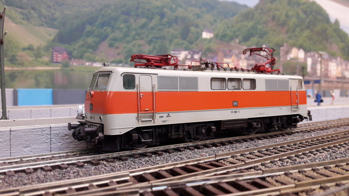 BR 111 der DB, als direkter Nachfolger der Einheitslok E10 (110), wurde sie 1974 in Dienst gestellt mit einer Stückzahl von 227. Sie durchlebte alle Farbvarianten und wurde eine Universallok. Sie zog Schnellzüge, TEE´s, S-Bahnverkehr, selbst Güterzüge und heute noch anzutreffen im Regioverkehr. Hier ein Modell in S-Bahn Version, Einholmstromabnehmer, Modell Fleischmann 4349 DC nachdigitalisiert