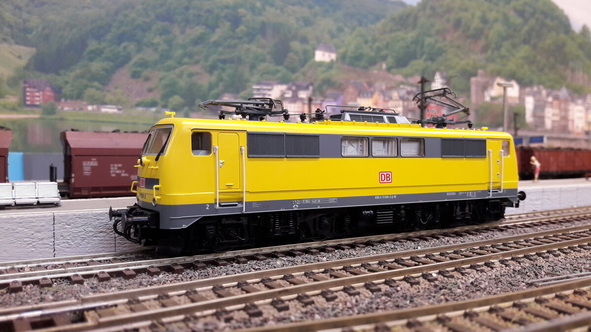 BR 111 der DB, als direkter Nachfolger der Einheitslok E10 (110), wurde sie 1974 in Dienst gestellt mit einer Stückzahl von 227. Sie durchlebte alle Farbvarianten und wurde eine Universallok. Sie zog Schnellzüge, TEE´s, S-Bahnverkehr, selbst Güterzüge und heute noch anzutreffen im Regioverkehr. Hier sogar als Dienstlok DB Netze 111 059-2 , Einholmstronabnehmer, Sondermodell der   wilden 13   (eine Händlervereinigung), Modell Roco 52590  DC digital 