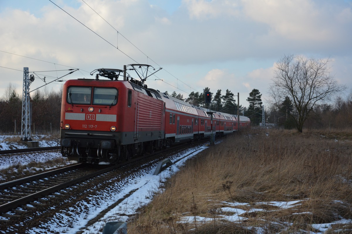 BR 112 (112 117-7) zieht den RE 18313 nach Elsterwerda. Aufgenommen  Große Kurve  bei Großbeeren, 05.02.2015.
