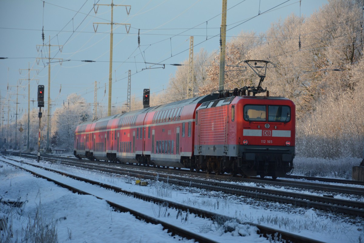 BR 112 (112 165) bei der Durchfahrt Diedersdorf am 27.12.2014. Aufgenommen wurde der RE 3 (18346) auf dem Weg von Wünsdorf-Waldstadt nach Schwedt (Oder).
