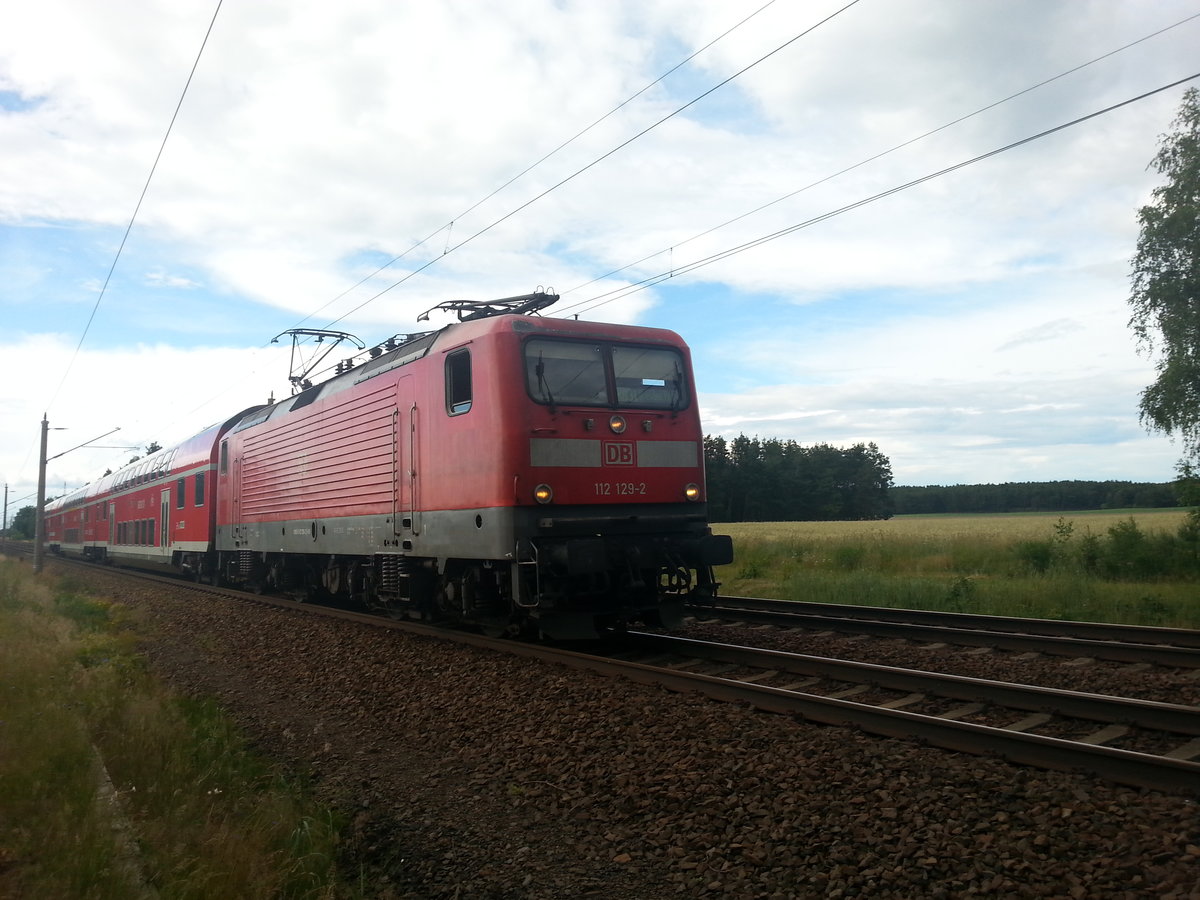 BR 112 129-2 bildet mit den 3 Doppelstockwagen den RB 18331 in Richtung Dresden und konnte am 18.06.2016 in Frauenhain fotografiert werden.