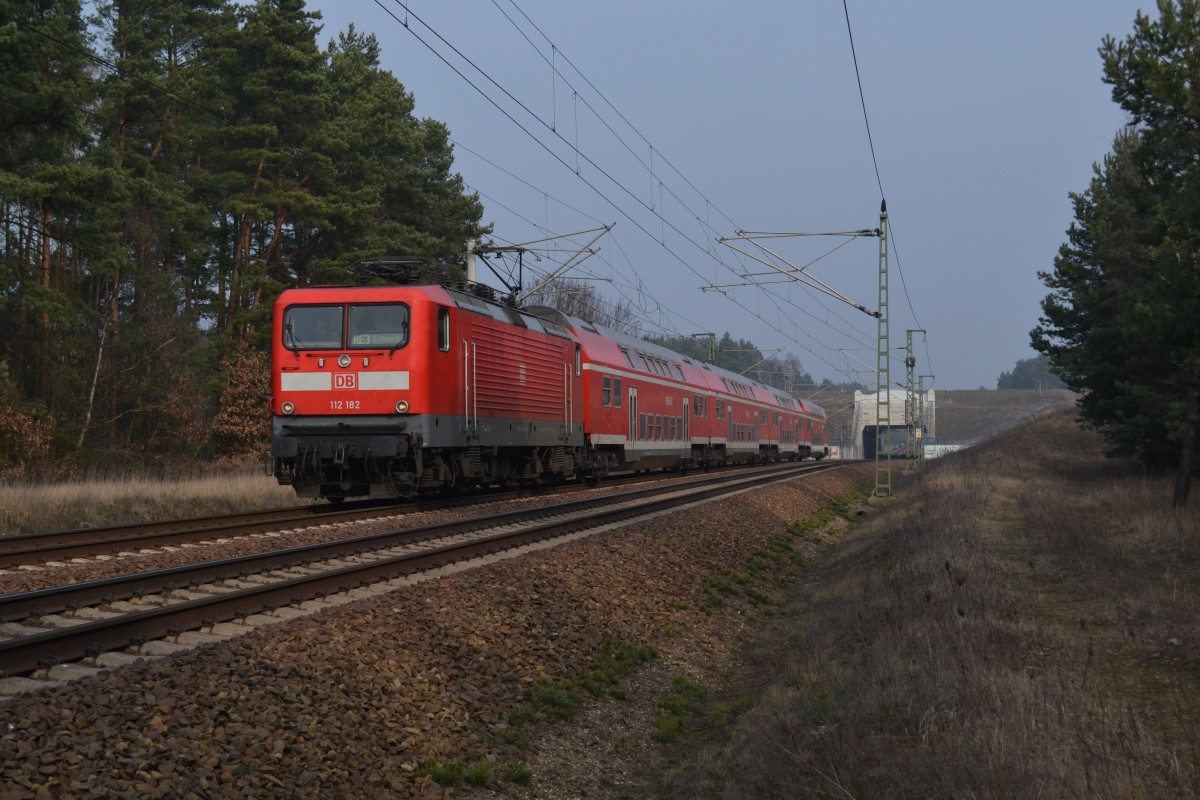 BR 112 RE 3  hat gerade die Bahnunterführung durchquert und ist un kurz vor dem Eberswalder Hauptbahnhof 28.02.2014