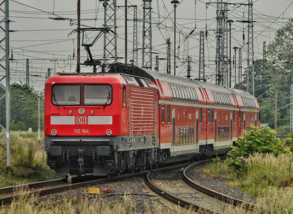 BR 112 schiebt 3 Doppelstockwagen am 26.05.2017 als S1 nach Magdeburg Hbf aus dem Bahnhof Stendal.