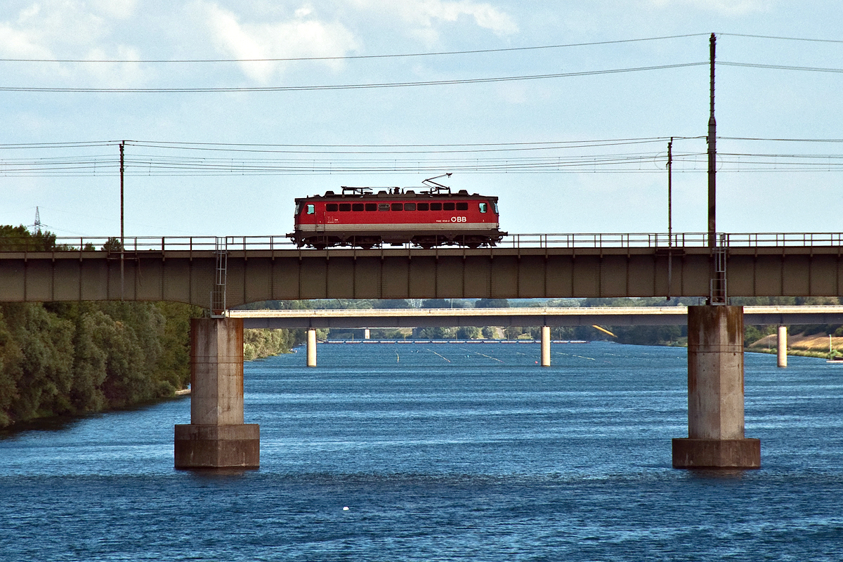 BR 1142 fährt als Lokzug auf der Brücke über die neue Donau in Wien. Die Aufnahme entstand am 14.06.2014.