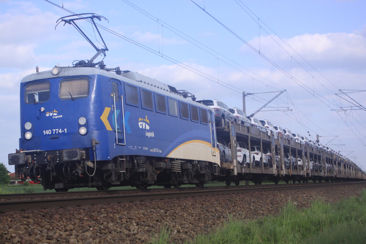 BR 140 774-1 mit einem Autozug in Richtung Hannover