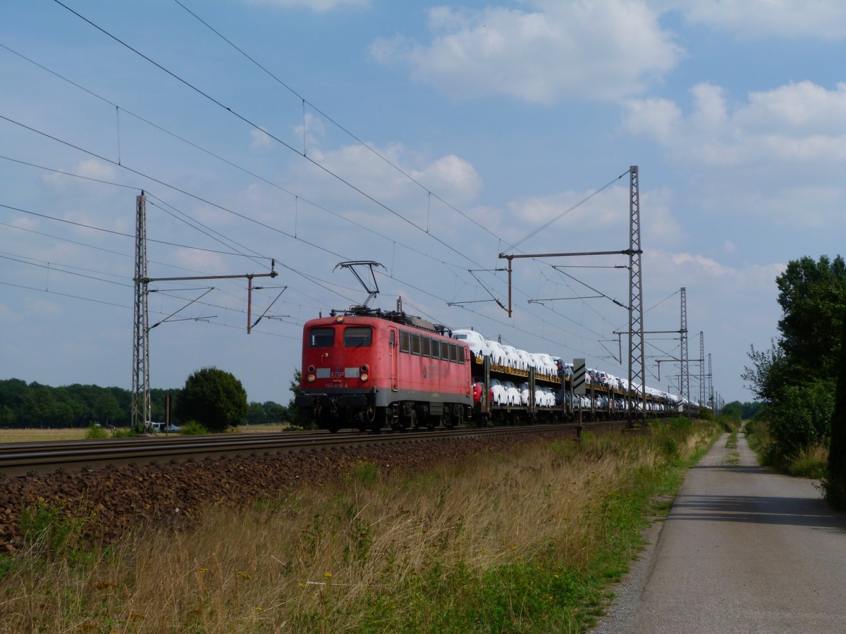 BR 140 876 von EGP am 22.8.13 mit einem Autozug bei Dedensen-Gmmer, Richtung Wunstorf. 