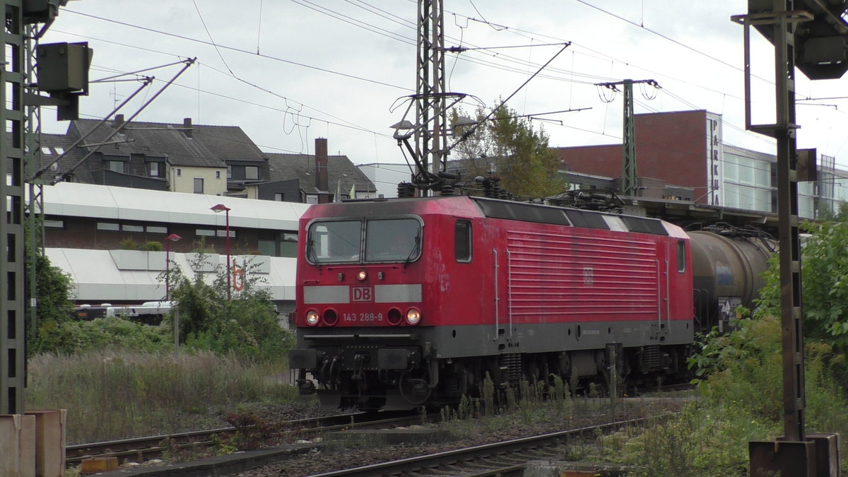 BR 143 288-9 mit Güterzug in Bahnhof Lehrte, am 20.September 2017.