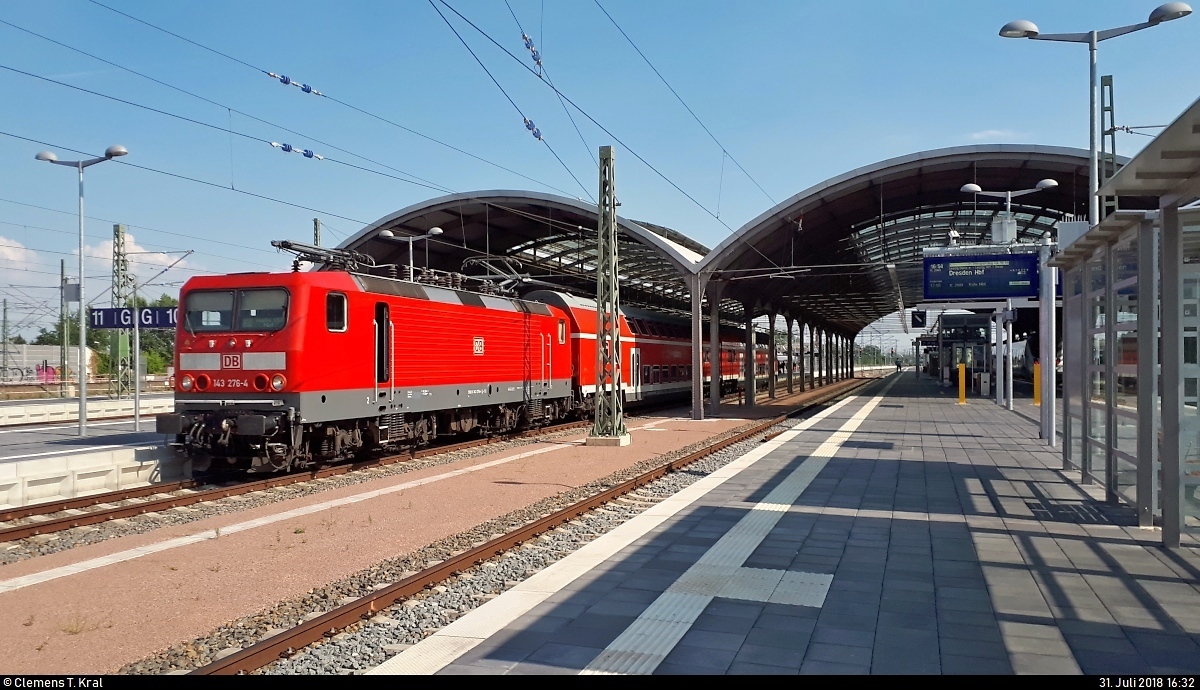 BR 143 mit DR-Dostos sind in Halle (Saale) eigentlich seit mehreren Jahren Geschichte. Doch im Sommer 2018 fuhren wieder solche Garnituren auf der S9 der S-Bahn Mitteldeutschland als Ersatzzüge.
An diesem gut 35 °C heißen Dienstag verlässt 143 276-4 (Heimat-Bw: Magdeburg) von DB Regio Südost als S 37923 (S9) nach Eilenburg ihren Startbahnhof Halle(Saale)Hbf auf Gleis 10 E-G.
Für die Fahrgäste wird diese Fahrt aufgrund fehlender Klimaanlage alles andere als angenehm gewesen sein.
[31.7.2018 | 16:26 Uhr]