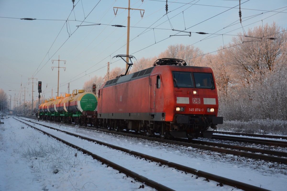 BR 145 (145 074-1) bei der Durchfahrt Diedersdorf am 27.12.2014. BR 145 (145 074-1) bei der Durchfahrt Diedersdorf am 27.12.2014.	
