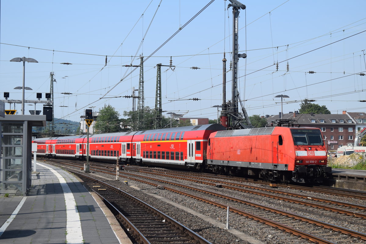 BR 146 006 bringt den Rhein-Sieg-Express (RE 9) an den Bahnsteig zur Abfahrt nach Siegen im Aachener Hbf. 25. Juli 2019.